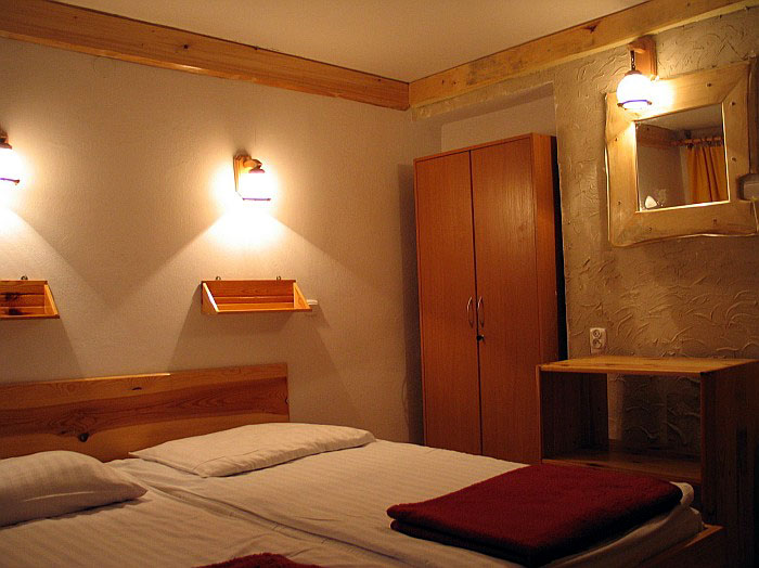 Pokój noclegowy dolny turystyczny - część sypialna Tresna
